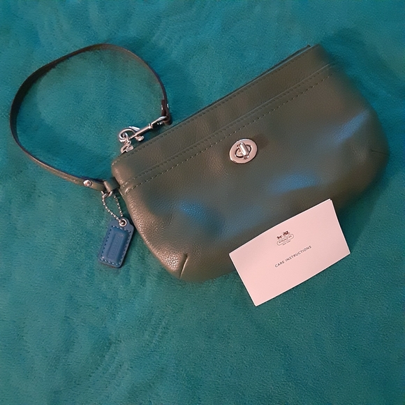 Coach Handbags - 🦋 Coach leather wristlet NWOT